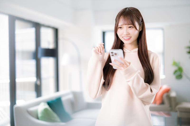 スマートフォンで家計管理するイメージ