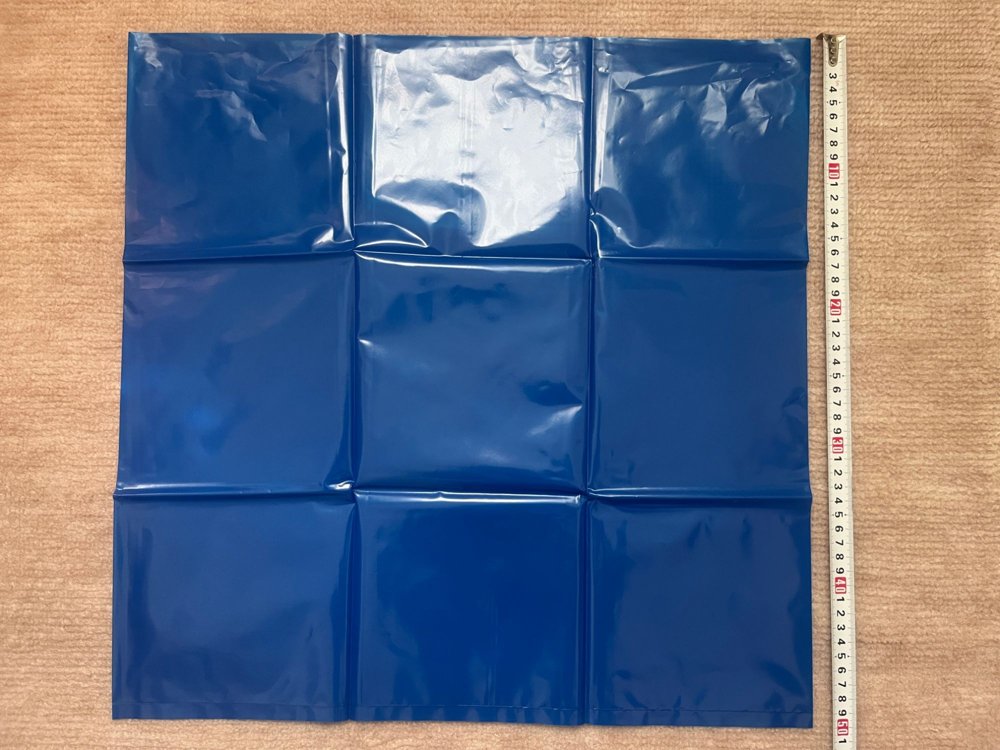 青い防臭袋。50cm×50cmで厚手