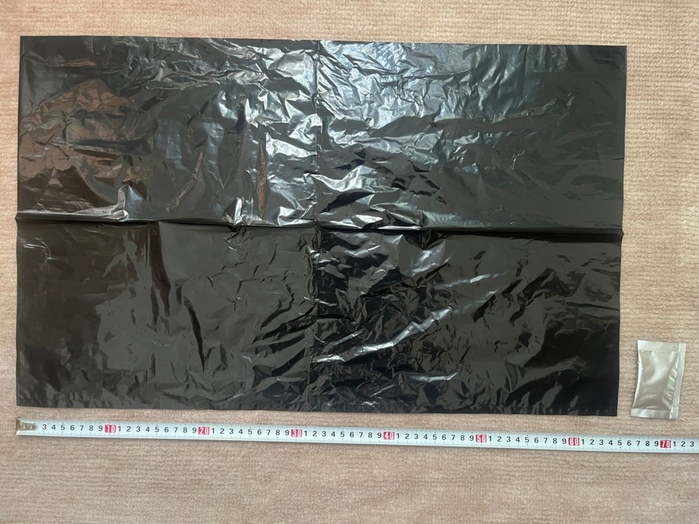 黒い排泄袋。横64cm×縦40cm