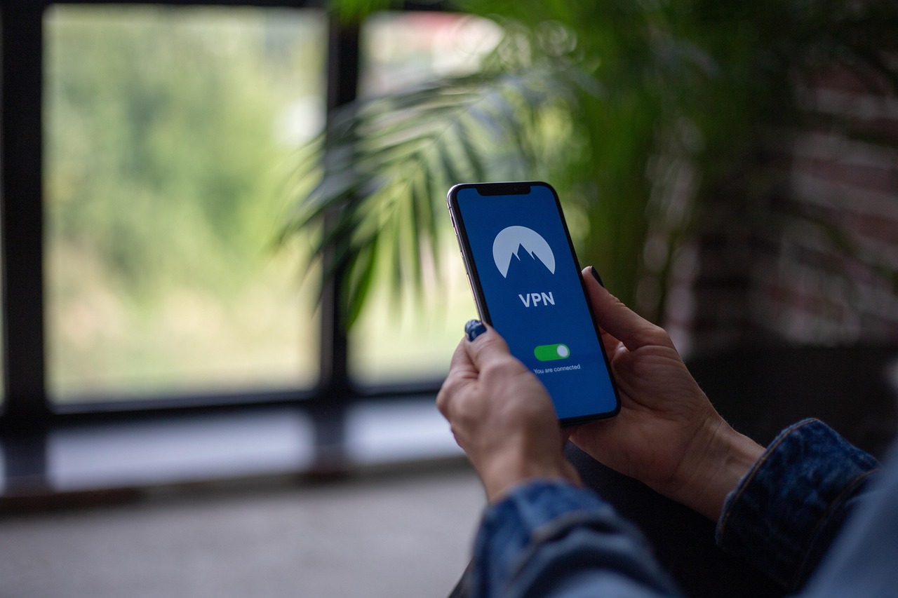 スマートフォンとVPN接続のイメージ