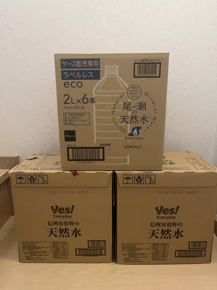 我が家の水。2L×6本のケースが3つ