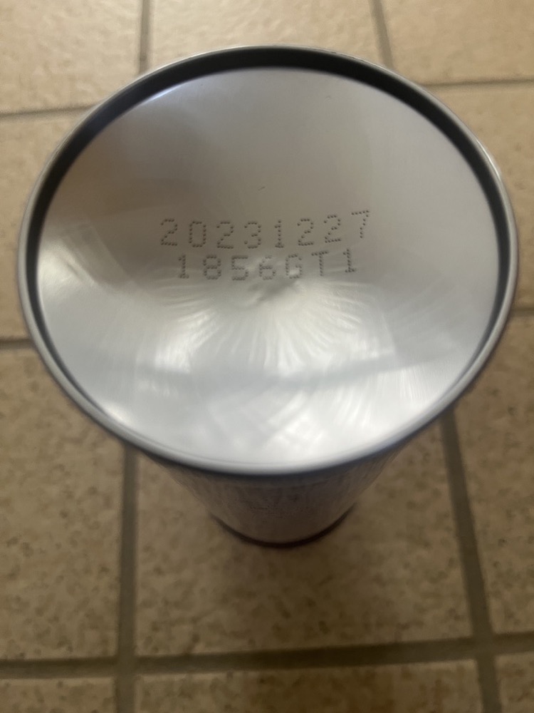 カセットボンベの底。20231227と印字されている